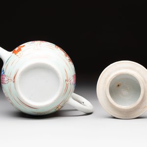 A Chinese famille rose 'mandarin subject' teapot and a mug, Qianlong — 照片 7