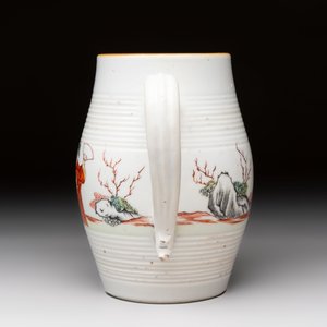A Chinese famille rose 'mandarin subject' teapot and a mug, Qianlong — 照片 9
