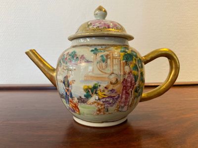 A Chinese famille rose 'Mandarin subject' teapot and cover, Qianlong — 照片 1