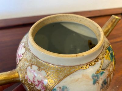 A Chinese famille rose 'Mandarin subject' teapot and cover, Qianlong — 照片 7