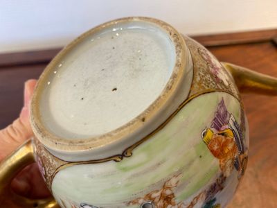 A Chinese famille rose 'Mandarin subject' teapot and cover, Qianlong — 照片 9
