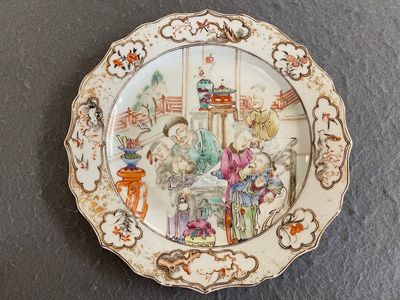 A Chinese famille rose 'mandarin tea drinkers' plate, Qianlong — 照片 1
