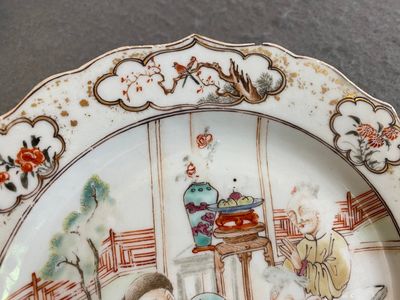 A Chinese famille rose 'mandarin tea drinkers' plate, Qianlong — 照片 3