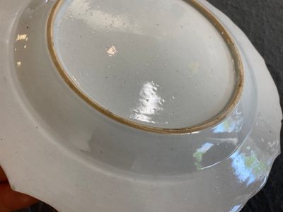A Chinese famille rose 'mandarin tea drinkers' plate, Qianlong — 照片 5