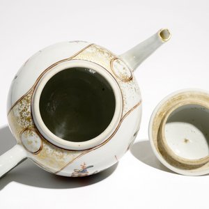 A Chinese famille rose mandarin teapot and cover, Qianlong — 照片 6