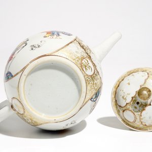 A Chinese famille rose mandarin teapot and cover, Qianlong — 照片 7