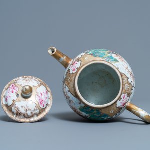A Chinese famille rose 'mandarin' teapot and cover, Qianlong — 照片 6