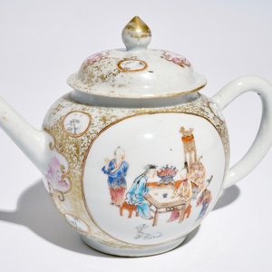 A Chinese famille rose mandarin teapot and cover, Qianlong — 照片 1