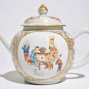 A Chinese famille rose mandarin teapot and cover, Qianlong — 照片 2