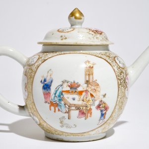 A Chinese famille rose mandarin teapot and cover, Qianlong — 照片 4