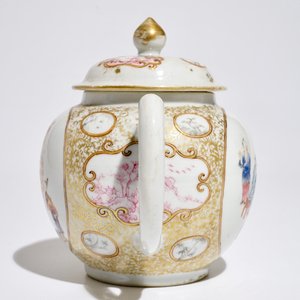 A Chinese famille rose mandarin teapot and cover, Qianlong — 照片 5