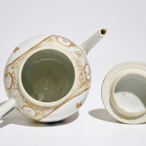 A Chinese famille rose mandarin teapot and cover, Qianlong — 照片 6
