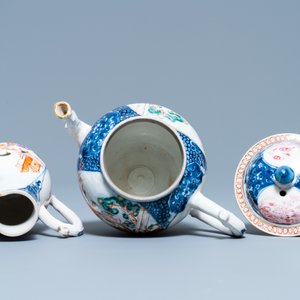A Chinese famille rose 'Mandarin' teapot and milk jug, Qianlong — 照片 6