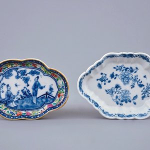A Chinese famille rose mandarin teapot and two spoon trays, Qianlong — photo 2