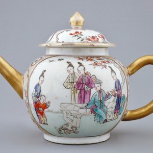 A Chinese famille rose mandarin teapot and two spoon trays, Qianlong — photo 4