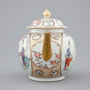 A Chinese famille rose mandarin teapot and two spoon trays, Qianlong — photo 5