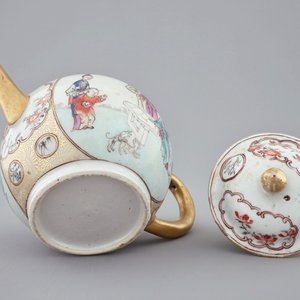 A Chinese famille rose mandarin teapot and two spoon trays, Qianlong — photo 9