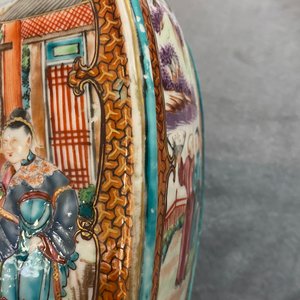 A Chinese famille rose 'mandarin' vase and cover, Qianlong — photo 19