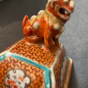 A Chinese famille rose 'mandarin' vase and cover, Qianlong — photo 9