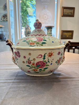 A Chinese famille rose 'mascarons' tureen and cover on stand with floral design, Qianlong — photo 1