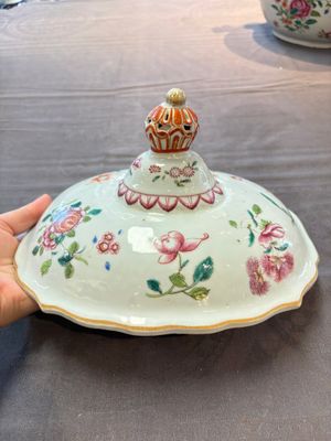 A Chinese famille rose 'mascarons' tureen and cover on stand with floral design, Qianlong — photo 11