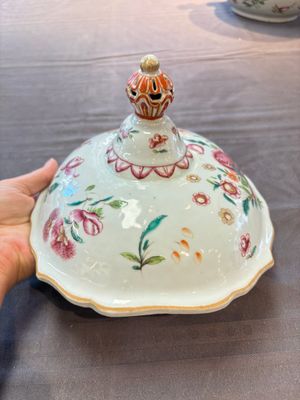 A Chinese famille rose 'mascarons' tureen and cover on stand with floral design, Qianlong — photo 12