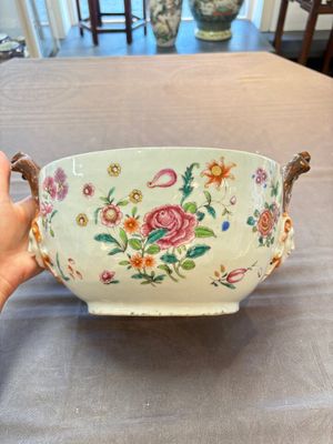 A Chinese famille rose 'mascarons' tureen and cover on stand with floral design, Qianlong — photo 2