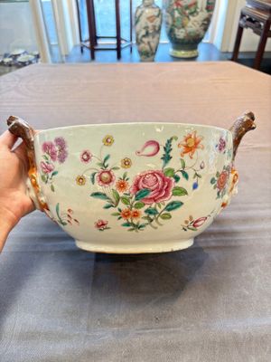 A Chinese famille rose 'mascarons' tureen and cover on stand with floral design, Qianlong — photo 4