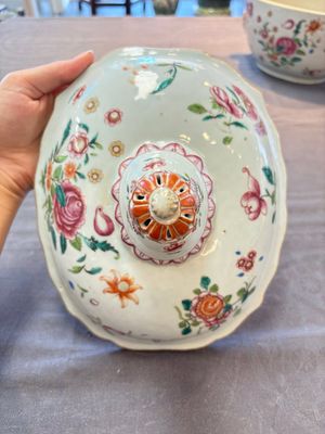 A Chinese famille rose 'mascarons' tureen and cover on stand with floral design, Qianlong — photo 8