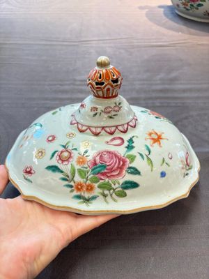 A Chinese famille rose 'mascarons' tureen and cover on stand with floral design, Qianlong — photo 9