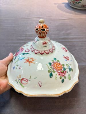 A Chinese famille rose 'mascarons' tureen and cover on stand with floral design, Qianlong — photo 10
