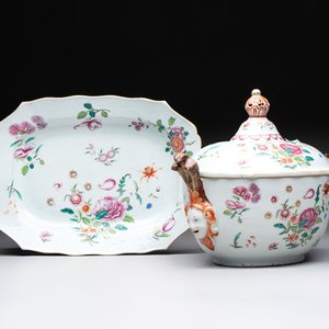 A Chinese famille rose 'mascarons' tureen and cover on stand with floral design, Qianlong — photo 1