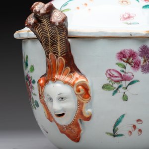 A Chinese famille rose 'mascarons' tureen and cover on stand with floral design, Qianlong — photo 12