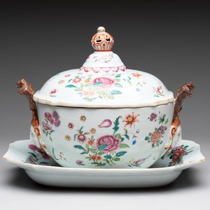 A Chinese famille rose 'mascarons' tureen and cover on stand with floral design, Qianlong — photo 2