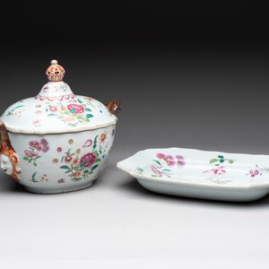 A Chinese famille rose 'mascarons' tureen and cover on stand with floral design, Qianlong — photo 3