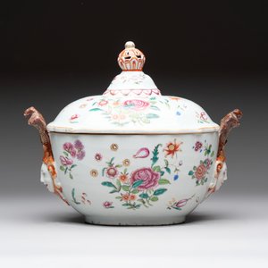 A Chinese famille rose 'mascarons' tureen and cover on stand with floral design, Qianlong — photo 6