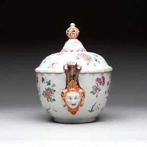 A Chinese famille rose 'mascarons' tureen and cover on stand with floral design, Qianlong — photo 7