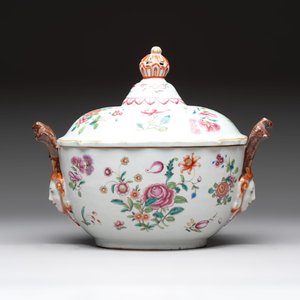 A Chinese famille rose 'mascarons' tureen and cover on stand with floral design, Qianlong — photo 8
