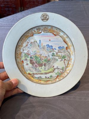 A Chinese famille rose Meissen-style plate and a monogrammed Canton famille rose plate, Qianlong — foto 11