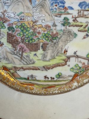 A Chinese famille rose Meissen-style plate and a monogrammed Canton famille rose plate, Qianlong — foto 13
