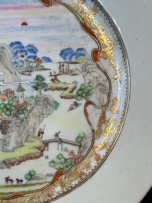 A Chinese famille rose Meissen-style plate and a monogrammed Canton famille rose plate, Qianlong — foto 14