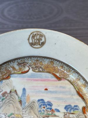 A Chinese famille rose Meissen-style plate and a monogrammed Canton famille rose plate, Qianlong — foto 15