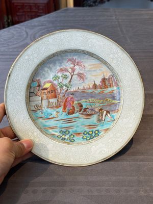 A Chinese famille rose Meissen-style plate and a monogrammed Canton famille rose plate, Qianlong — foto 2