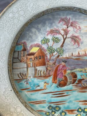 A Chinese famille rose Meissen-style plate and a monogrammed Canton famille rose plate, Qianlong — foto 3
