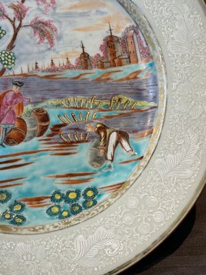 A Chinese famille rose Meissen-style plate and a monogrammed Canton famille rose plate, Qianlong — foto 4