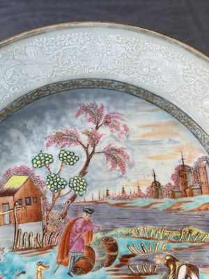A Chinese famille rose Meissen-style plate and a monogrammed Canton famille rose plate, Qianlong — foto 5
