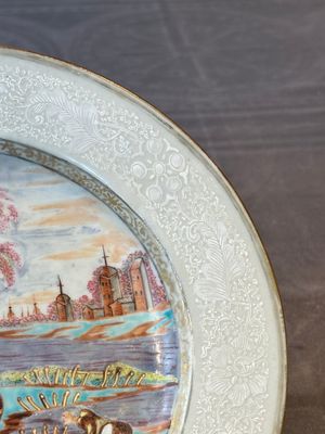 A Chinese famille rose Meissen-style plate and a monogrammed Canton famille rose plate, Qianlong — foto 6