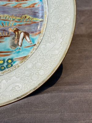 A Chinese famille rose Meissen-style plate and a monogrammed Canton famille rose plate, Qianlong — foto 7