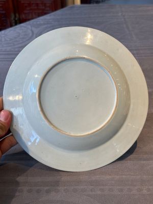 A Chinese famille rose Meissen-style plate and a monogrammed Canton famille rose plate, Qianlong — foto 8