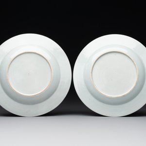 A Chinese famille rose Meissen-style plate and a monogrammed Canton famille rose plate, Qianlong — foto 2